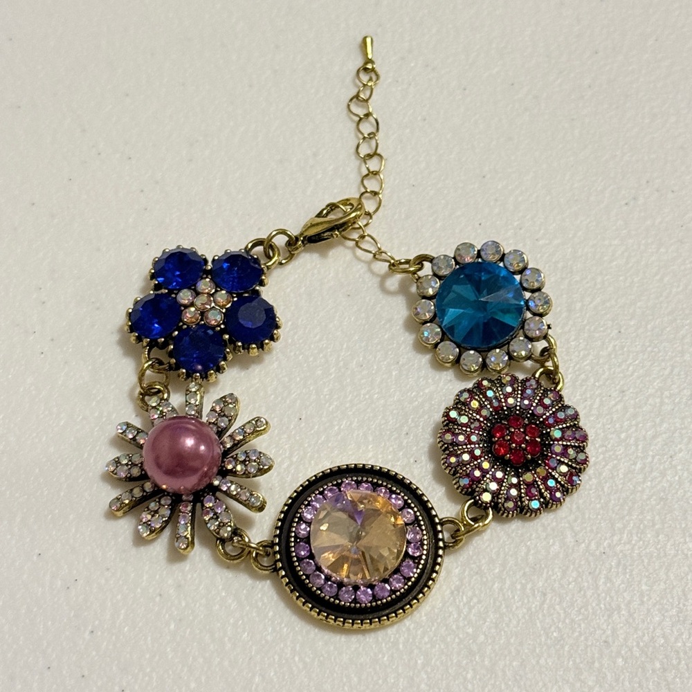 Elegant Multicolor Bracelet with Antique Gold Accents - Picture 6 of 7